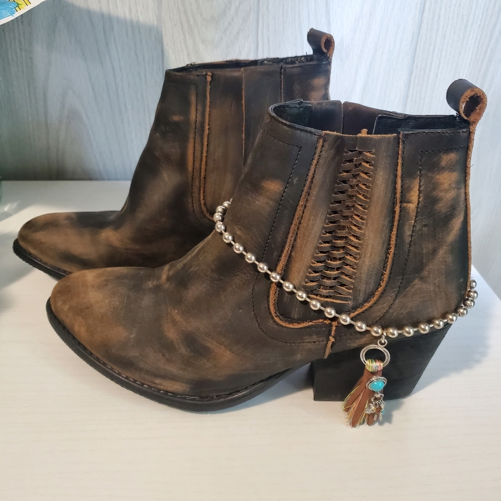 Very  Volatile Boits sz 10 womans